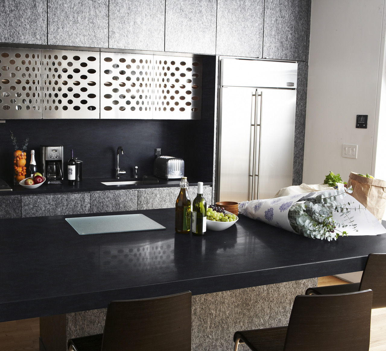 sites/corian-us.telkeadev.lu/IMG/jpg/corian_deep_inkwell_kitchen-2.jpg