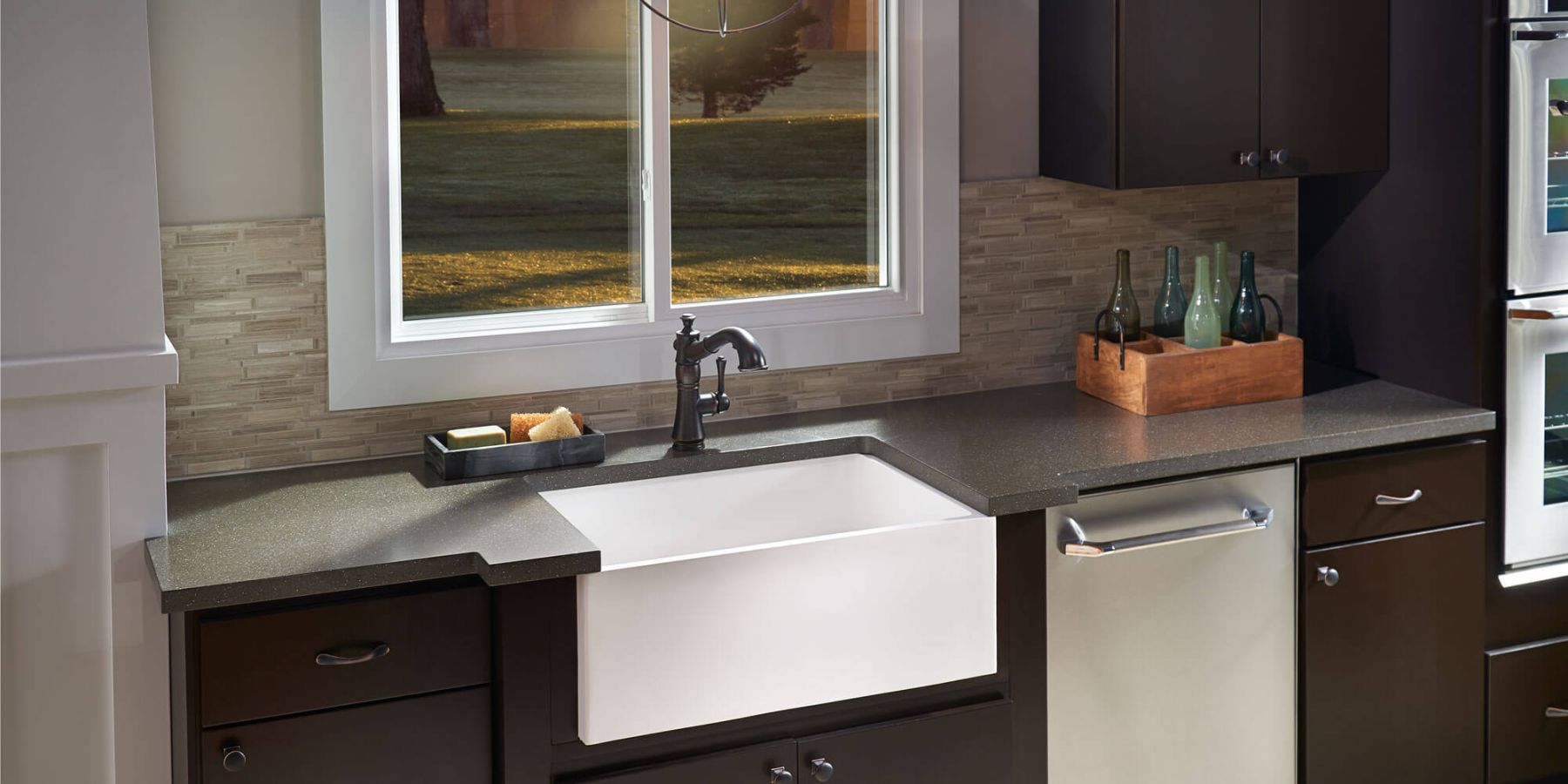 sites/corian-us.telkeadev.lu/IMG/jpg/dbi_corian_deep_bedrock_farm_sink_glacier-white-2.jpg